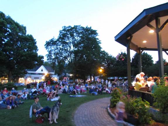 Banda se apresenta no coreto da praça de Bar Harbour, no Acadia National Park, no Maine, nos Estados Unidos